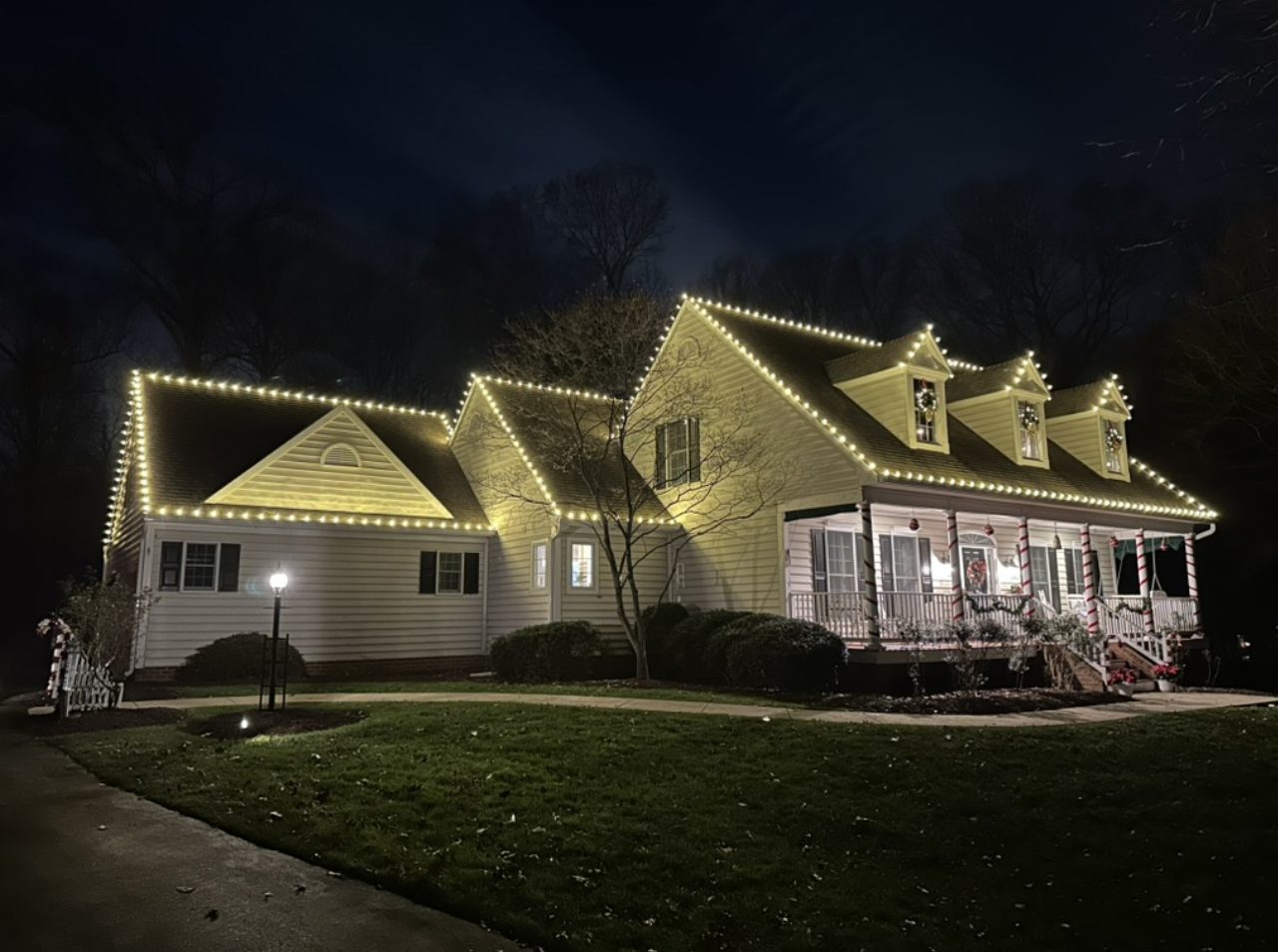 Professional Christmas roofline lighting by Custom Lighting of Maryland