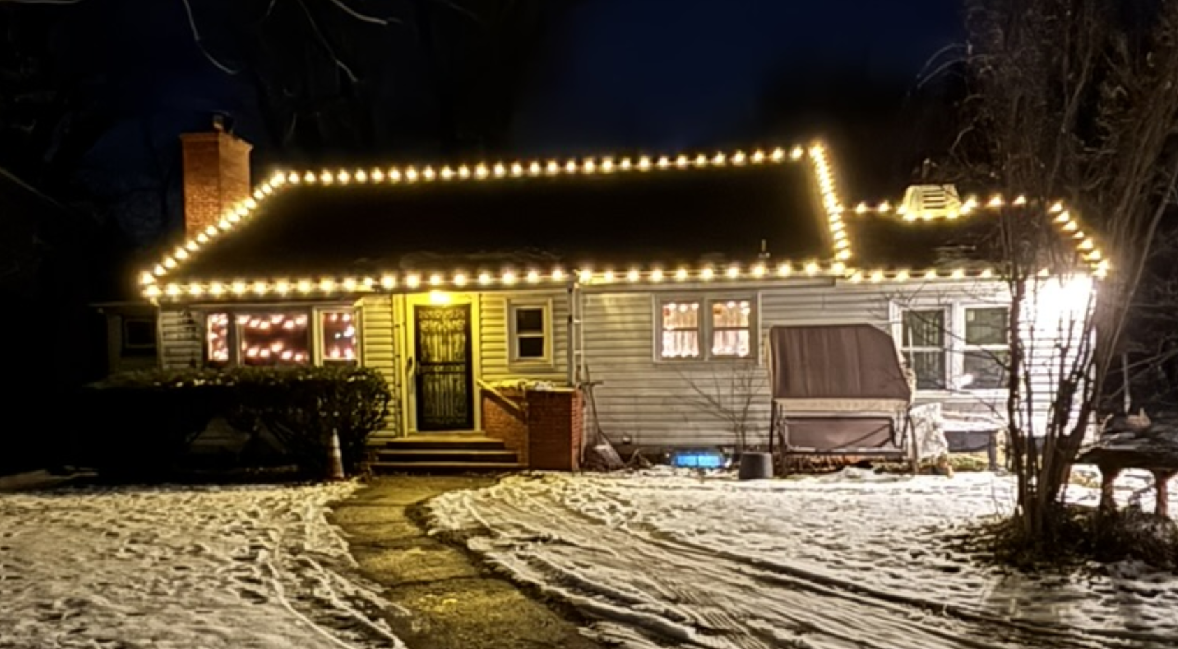 Roofline and yard holiday lighting by Custom Lighting of Maryland